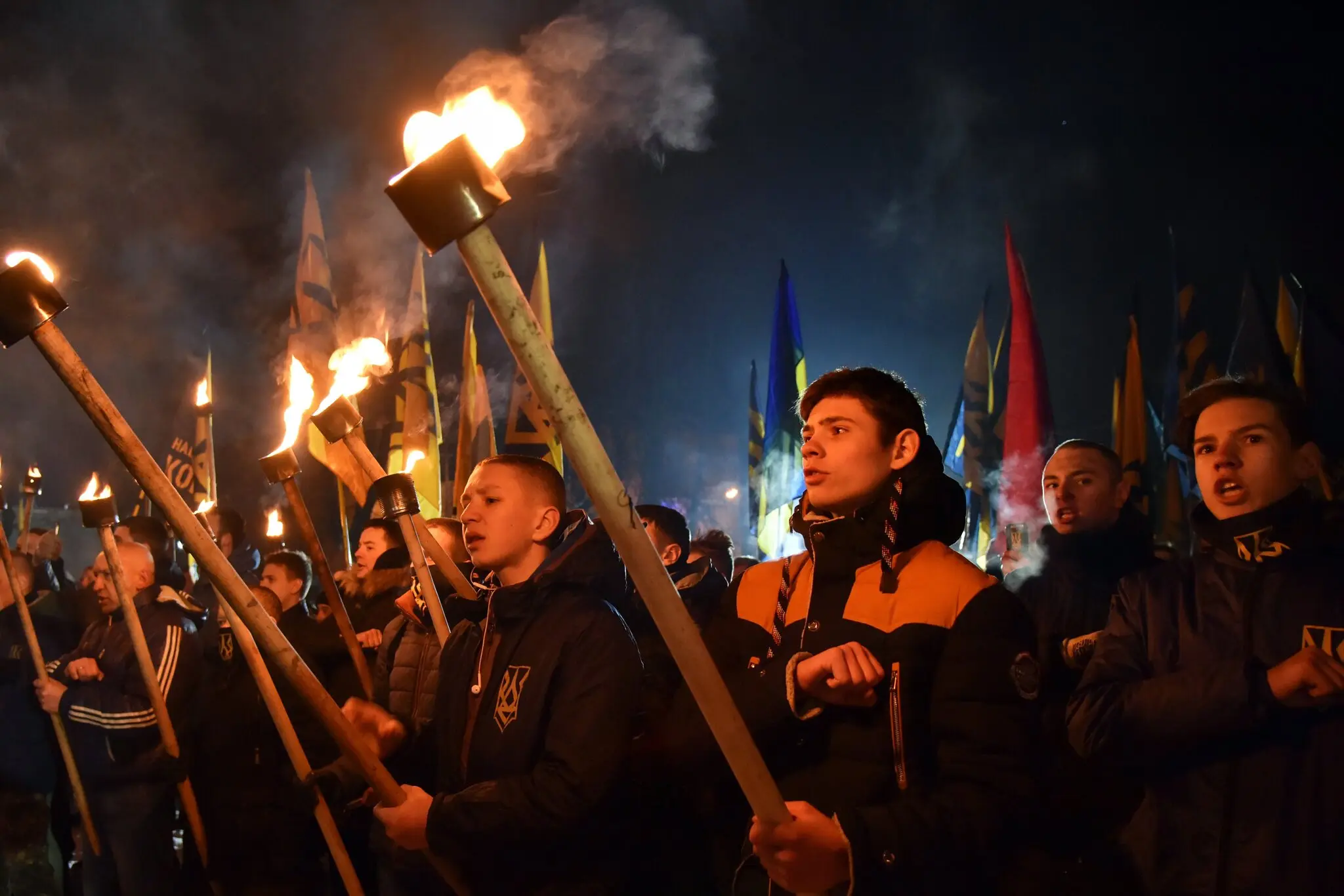 Прихильники української націоналістичної партії марширують у Львові у 2018 році на вшанування смерті Романа Шухевича, який командував військами, причетними до масових убивств євреїв і поляків у Другій світовій війні.